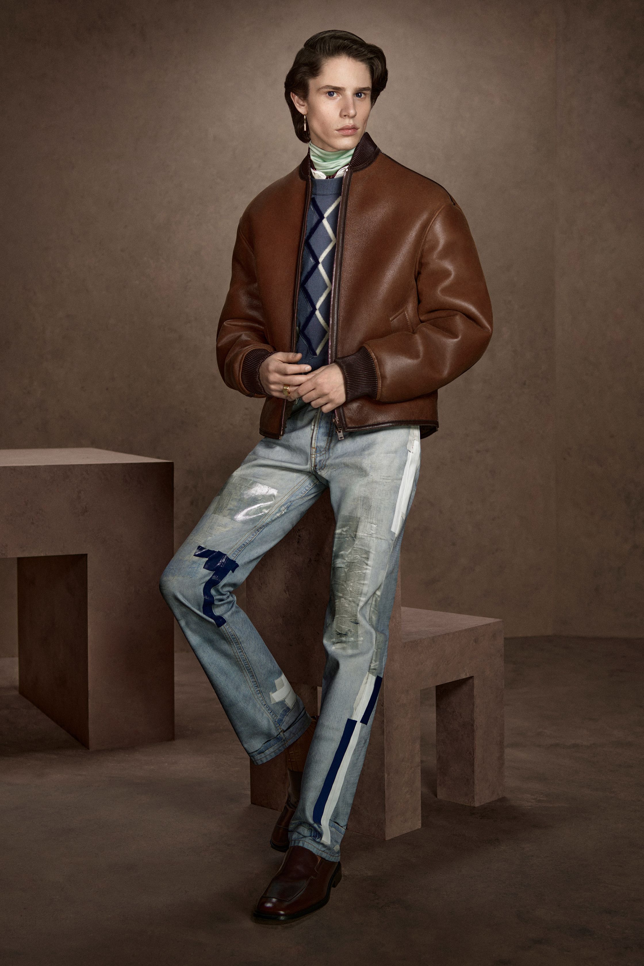 Acne Studios 2026秋冬以北欧理性为骨、复古学院气质为魂，将皮革飞行夹克、修身针织与90年代丹宁重组为当代中性衣橱。色调温和却极具层次，比例精确，强调“日常中的非凡感”。这是一次关于时间、记忆与实穿性的冷静对话，延续品牌一贯的知识分子美学-顽石频道趋势研究